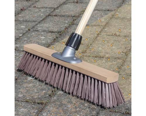 Kehrbesen mit Holzstiel für Reinigungsarbeiten im Außenbereich