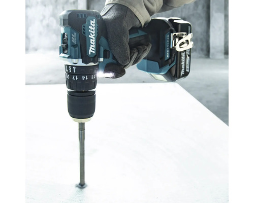 Makita Akku-Bohrschrauber beim Bohren in eine Oberfläche