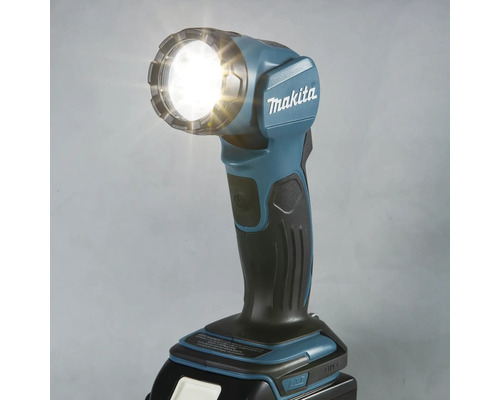 Makita Akku-Arbeitsleuchte im Betrieb