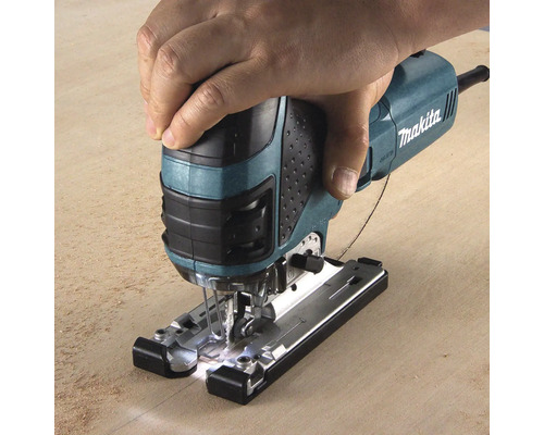 Makita Stichsäge im Einsatz auf Holz