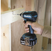 Makita Logo. Ein Akkuschrauber wird in eine Holzkonstruktion geschraubt.