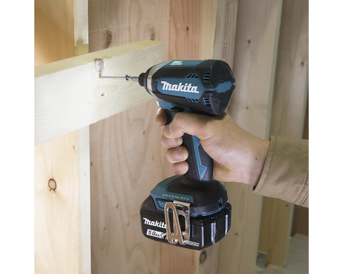 Makita Logo. Ein Akkuschrauber wird in eine Holzkonstruktion geschraubt.