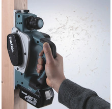 Makita Hobelmaschine beim Bearbeiten eines Holzstücks