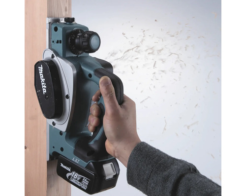 Makita Hobelmaschine beim Bearbeiten eines Holzstücks