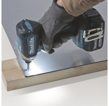 Makita Logo. Akkuschlagschrauber bei der Arbeit an einem Metallstück auf einem Holzbrett.