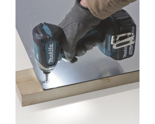 Makita Logo. Akkuschlagschrauber bei der Arbeit an einem Metallstück auf einem Holzbrett.