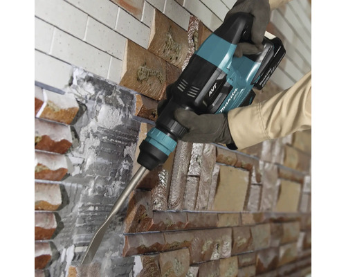Makita Abbruchhammer im Einsatz an einer Ziegelwand