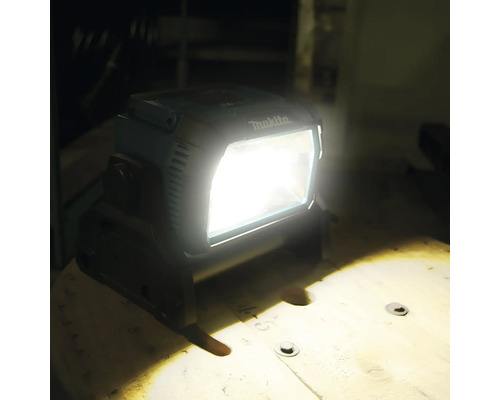 Makita Logo. Scheinwerfer zur Baustellenbeleuchtung.