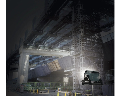 Baustellenbeleuchtung mit Stativ vor einer Baustelle