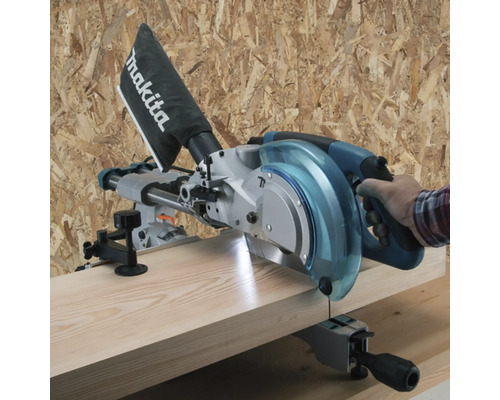 Kappsäge beim Schneiden eines Holzstücks