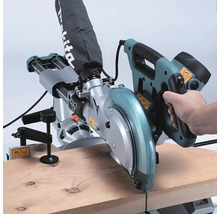 Gehrungssäge schneidet Holzbrett