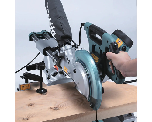 Gehrungssäge schneidet Holzbrett