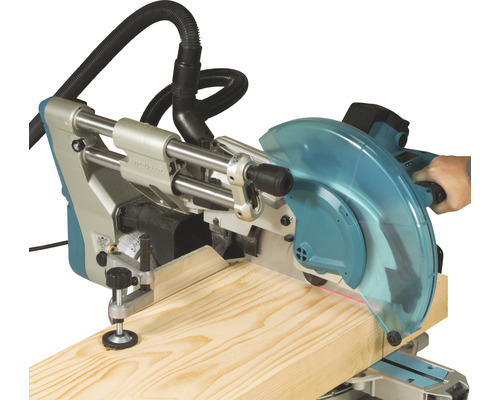 Kapp- und Gehrungssäge beim Sägen eines Holzstücks