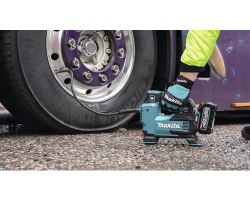 Makita Logo. Luftpumpe beim Aufpumpen eines Reifens