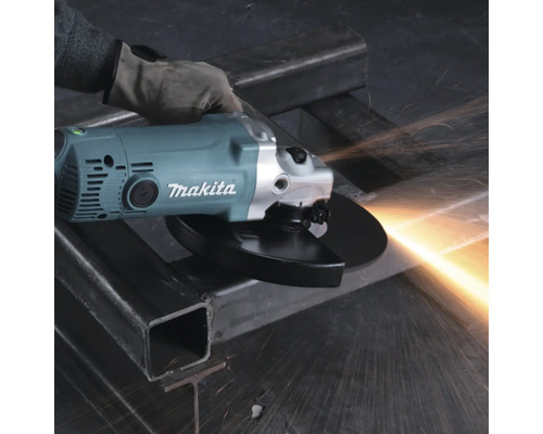 Makita Winkelschleifer im Einsatz beim Schleifen von Metall
