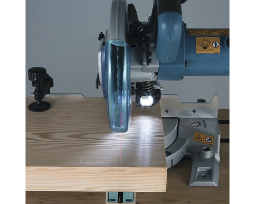 Kapp- und Gehrungssäge mit Laser schneidet Holzbrett.