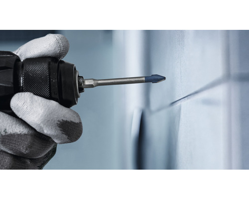 Fliesenbohrer im Einsatz mit Bohrmaschine