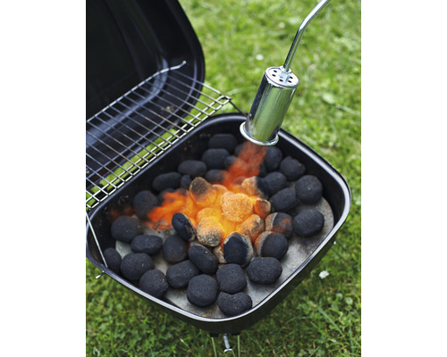 Grill mit Kohlen und Anzündkamin