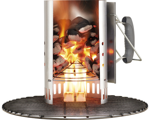 Anzündkamin mit glühenden Kohlen auf einem Grillrost