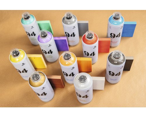 Mehrere Sprühdosen der Marke Montana Colors mit Farbmustern