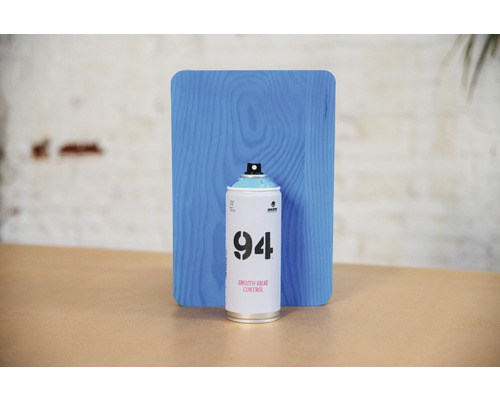 MTN 94 Sprühfarbe vor blauem Hintergrund