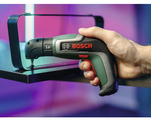 Hand hält einen Bosch Akku-Drehschrauber beim Schrauben