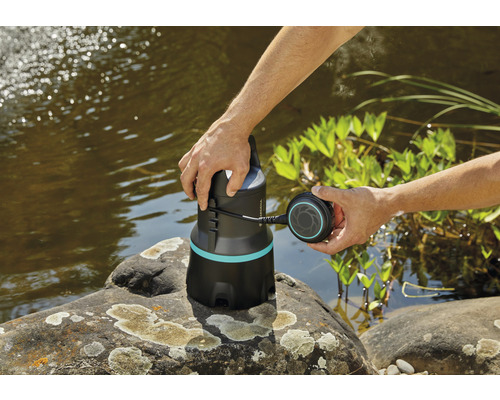 Gardena Schmutzwasserpumpe mit Mann am Teichufer