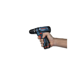 Person hält Akku-Bohrschrauber