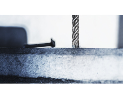 Nahaufnahme eines Bohrers, der in ein Werkstück bohrt