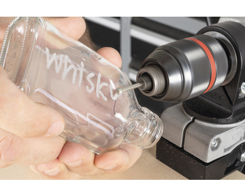 Gravur einer Glasflasche mit einem Graviergerät