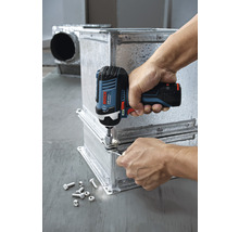 Anwendung eines Bosch Akku-Schlagschraubers zum Befestigen von Schrauben an einem Metallgehäuse