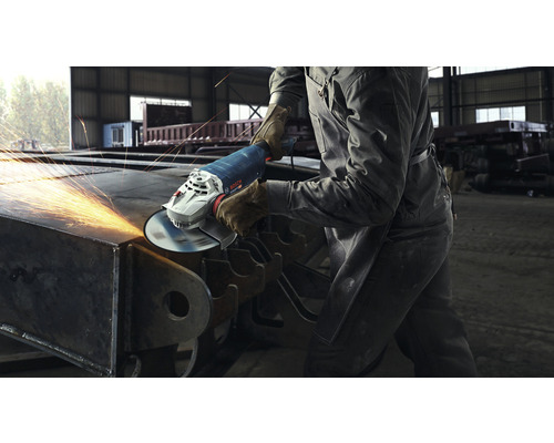 Eine Person schleift Metall mit einem Winkelschleifer und erzeugt Funken.