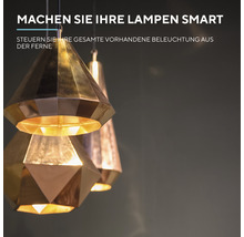 Zwei Lampen mit geometrischem Lampenschirm hängen von der Decke