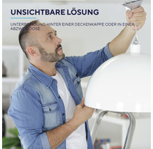 Mann montiert eine Deckenleuchte