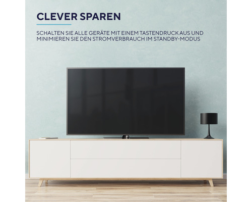 Fernsehgerät auf einem weißen Lowboard mit einer Lampe daneben