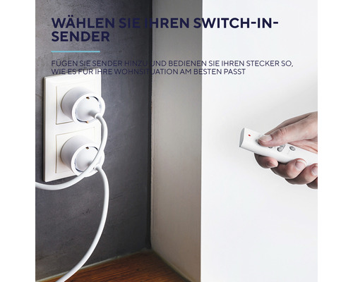 Steckdosen mit Funksteckdosenadaptern und eine Hand mit einer Fernbedienung zur Steuerung der Steckdosen