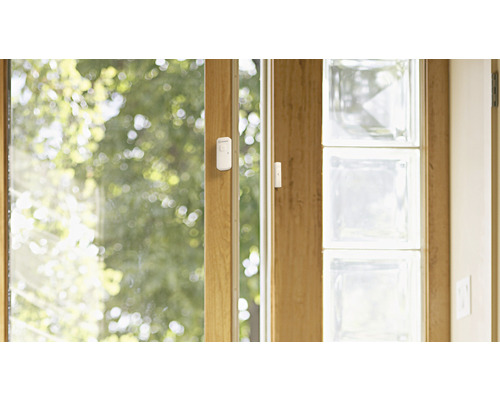 Fenster mit Glasbausteinen und installiertem Fensterkontakt zur Sicherheit