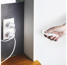 Steckdosenadapter mit Fernbedienung an der Wand