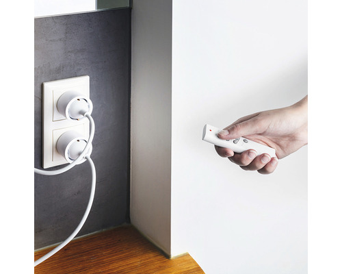 Steckdosenadapter mit Fernbedienung an der Wand