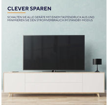Wohnzimmer mit Fernseher auf einem weißen Lowboard und dem Text Clever Sparen