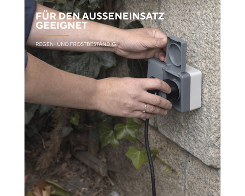 Steckdose für den Aussenbereich mit eingestecktem Stecker