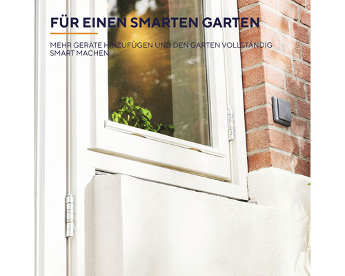 Aussenansicht eines Hauses mit Fenster und Aussensteckdose für einen smarten Garten