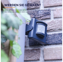 Bewegungsmelder zur Gartenüberwachung an einer Wand montiert