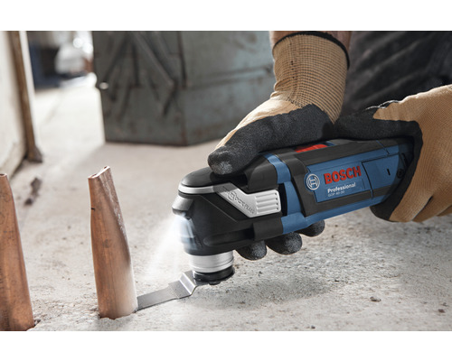 Bosch Professional Multifunktionswerkzeug im Einsatz zum Schneiden von Kupferrohren