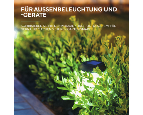 Garten mit Außenbeleuchtung und smarten Geräten.