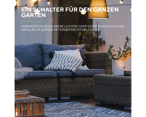 Gartenlounge-Set mit Polyrattan-Möbeln und Beleuchtung für den Außenbereich.