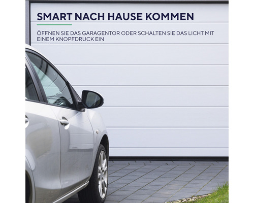Szene mit einem Auto vor einer Garage und dem Text: Smart nach Hause kommen