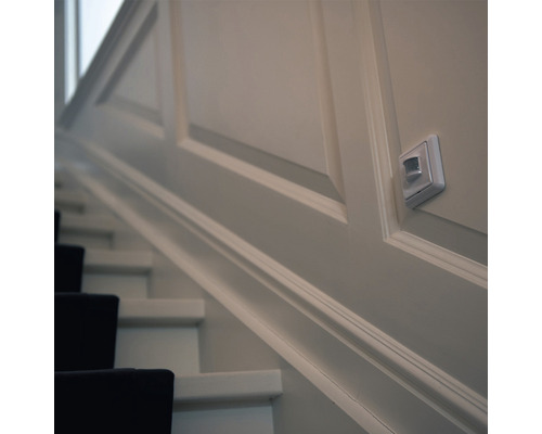 Treppenhaus mit Bewegungsmelder an der Wand