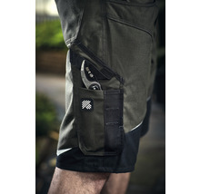 Detailaufnahme von Arbeitsshorts mit Gartenschere in der Tasche