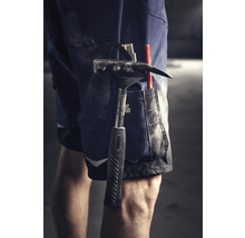 Nahaufnahme von Arbeitsshorts mit Hammer, Zollstock und Stift in der Tasche